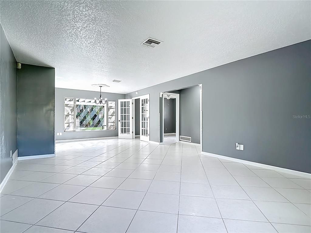 Empty room, Interior