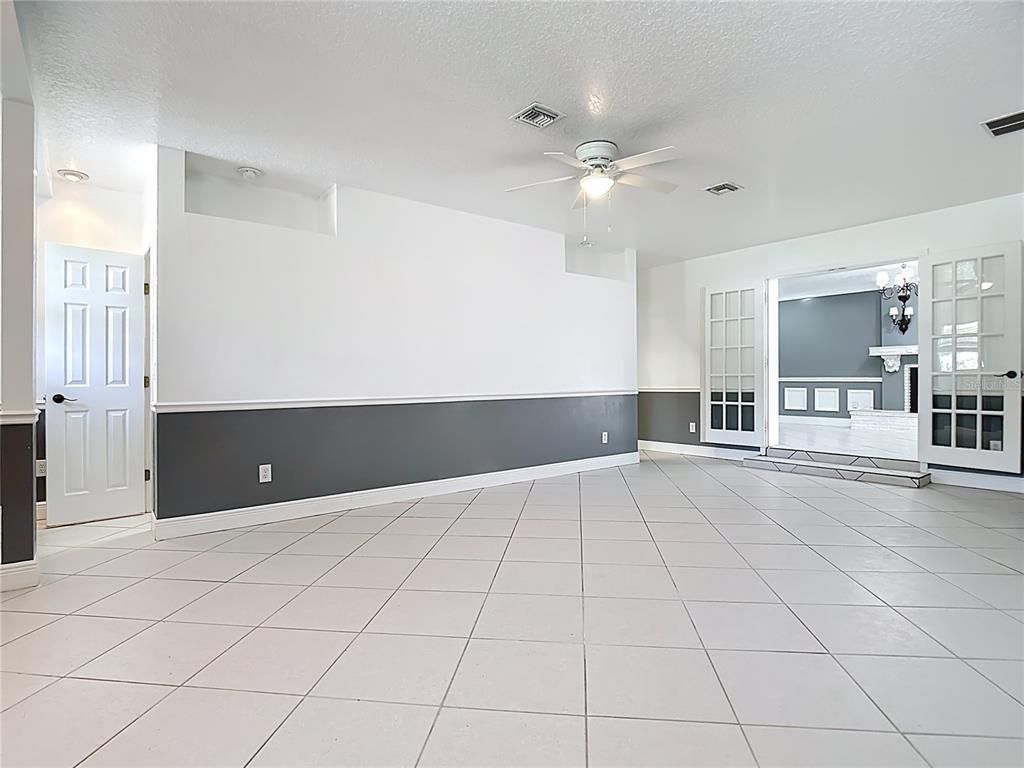 Empty room, Interior