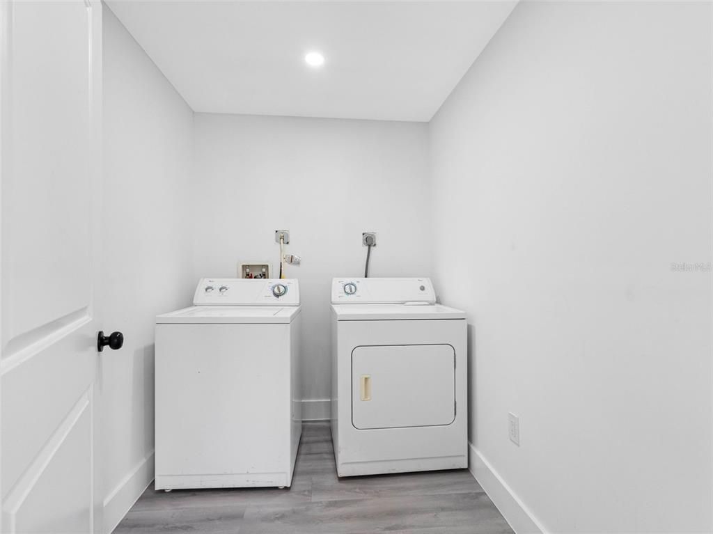 Interior, Recessed Lighting, Washer, Wood Texture Flooring