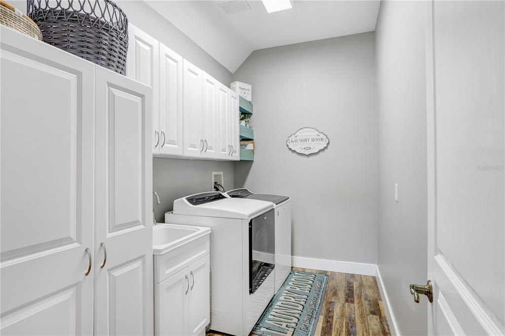 Interior, Washer, Wood Texture Flooring