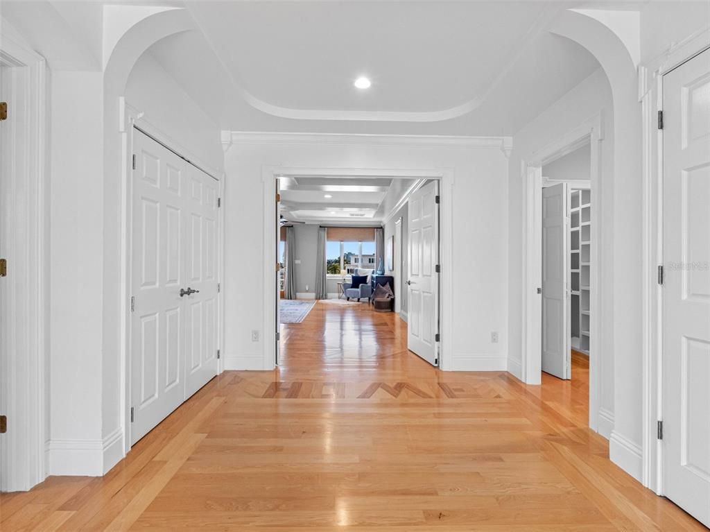 Interior, Recessed Lighting, Wood Texture Flooring