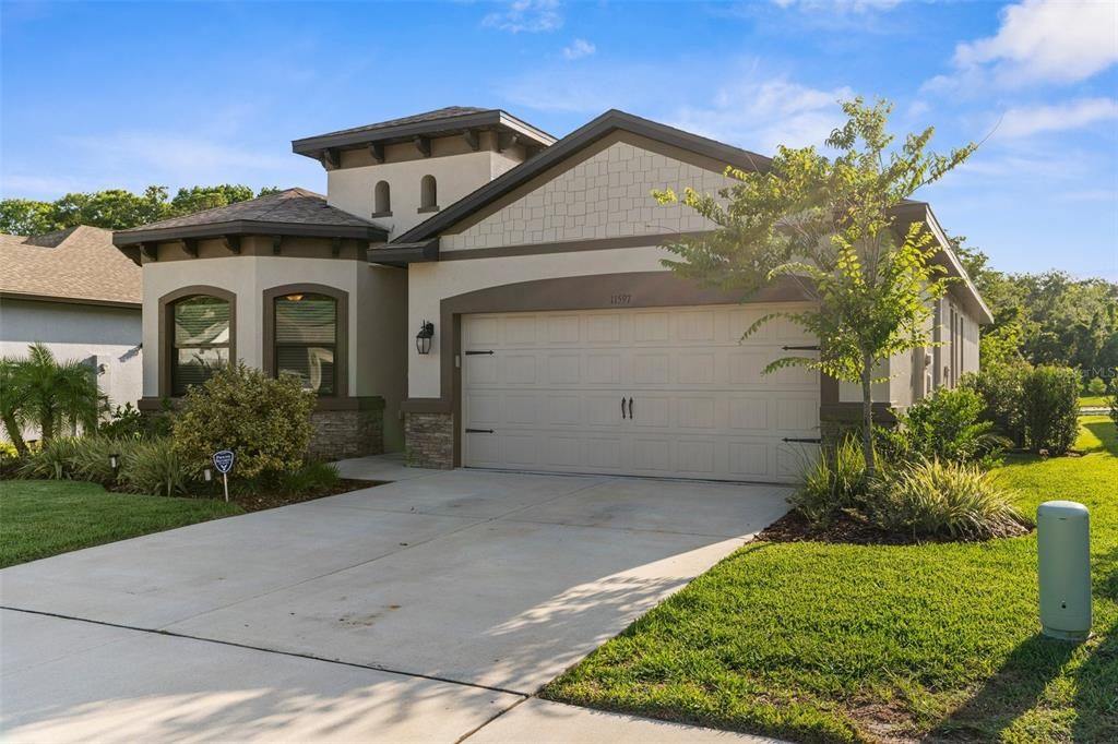 Attached, Exterior, Facade, Mediterranean