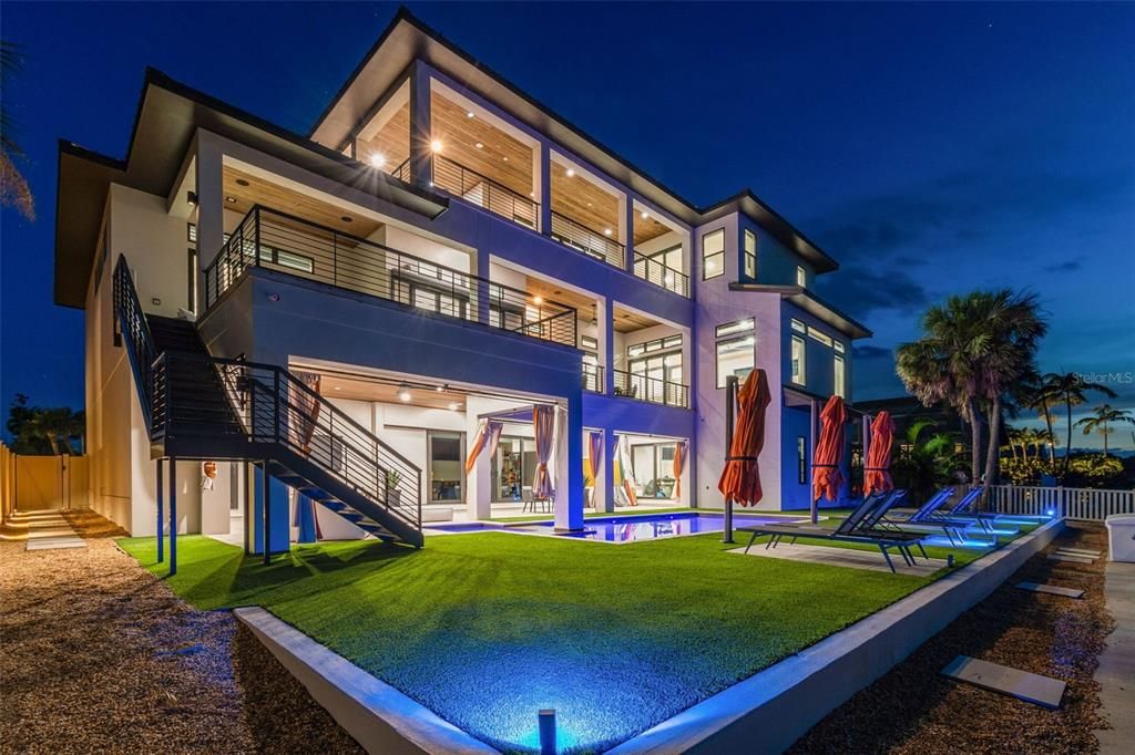 Backyard, Exterior, Facade, Pool, Modern