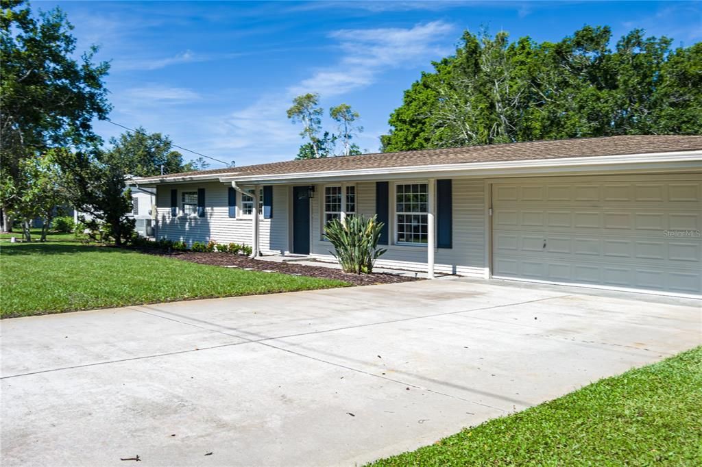Attached, Exterior, Facade, Ranch