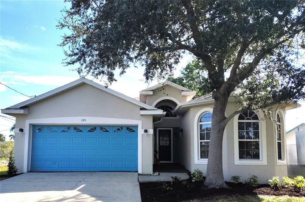 Attached, Exterior, Facade, American Craftsman