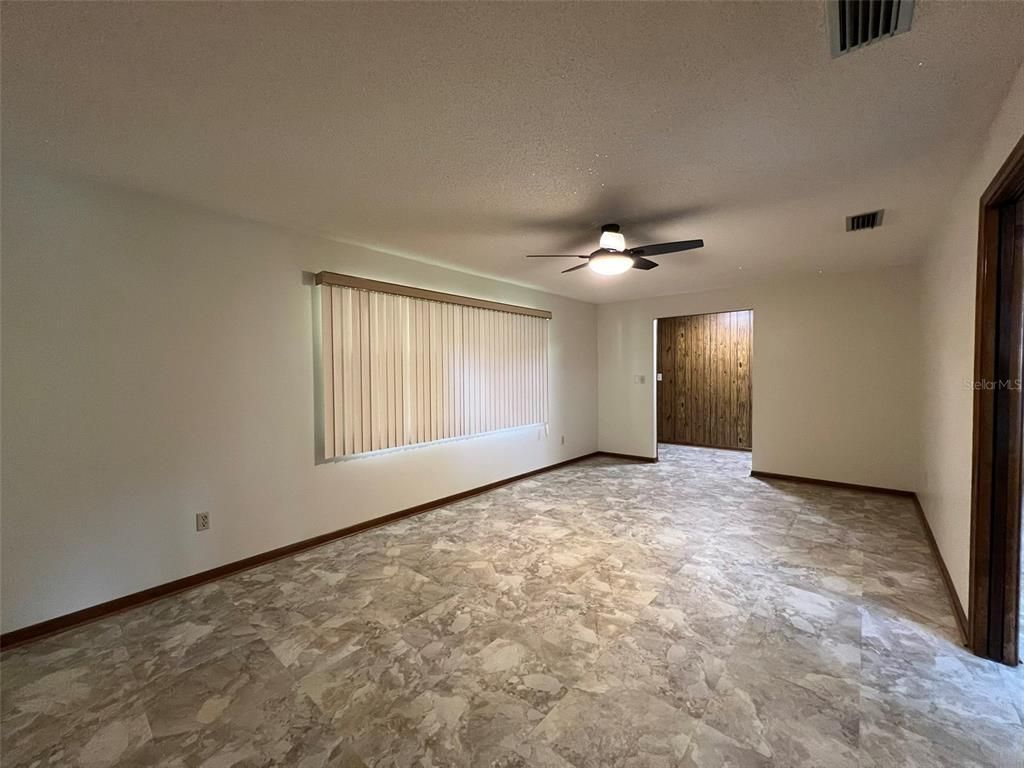 Empty room, Interior