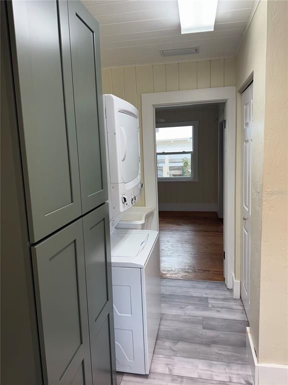 Interior, Utility Closets, Washer, Wood Texture Flooring