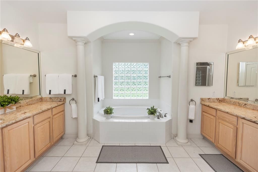 Bathroom, Dual Sink Vanities, Interior, Recessed Lighting