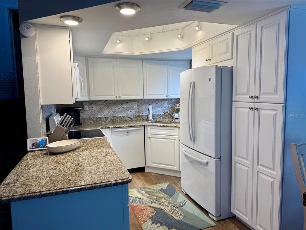 Interior, Kitchen, Recessed Lighting, Water, Wood Texture Flooring