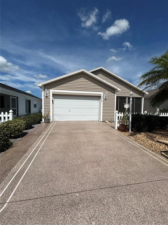 Attached, Exterior, Facade, Ranch