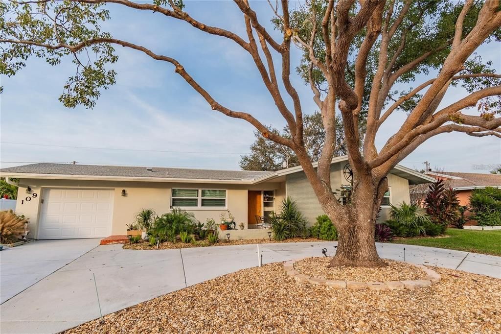 Attached, Exterior, Facade, Ranch