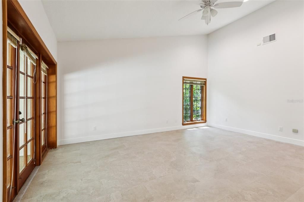 Empty room, Interior