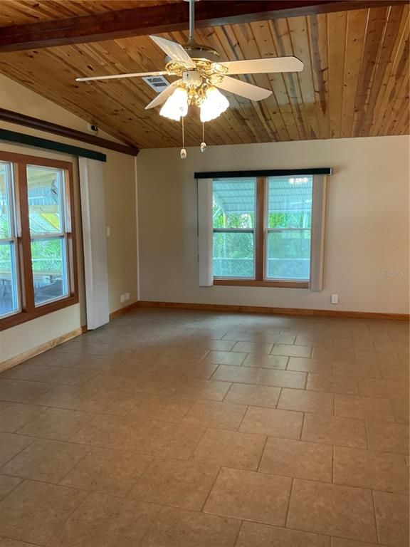 Empty room, Interior, Wooden Beams, Wooden Ceilings