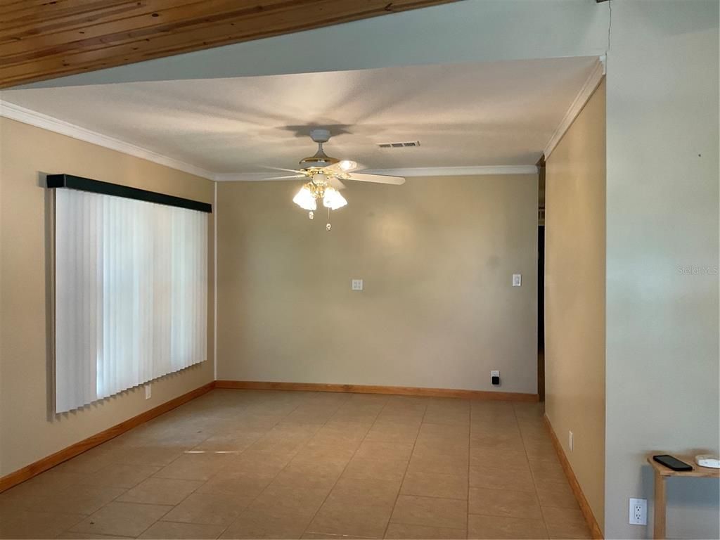 Empty room, Interior