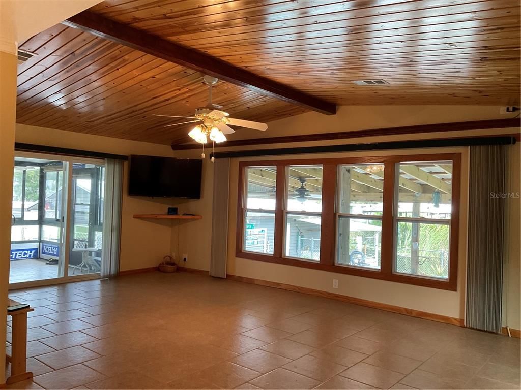 Empty room, Interior, Wooden Beams, Wooden Ceilings