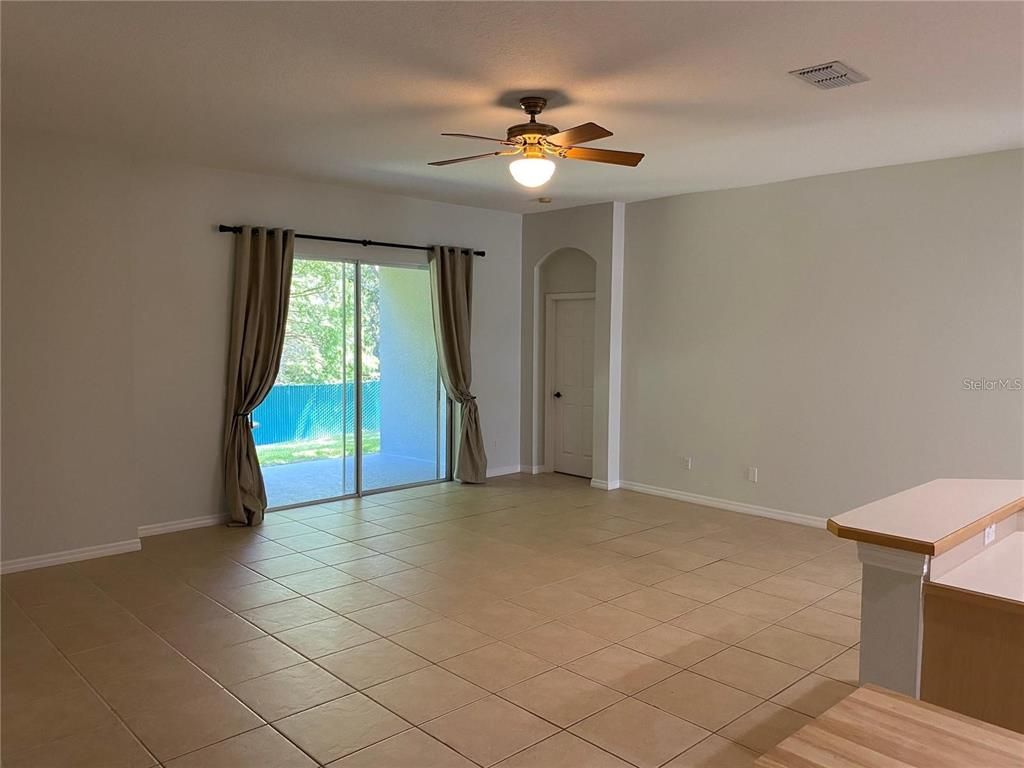 Empty room, Interior