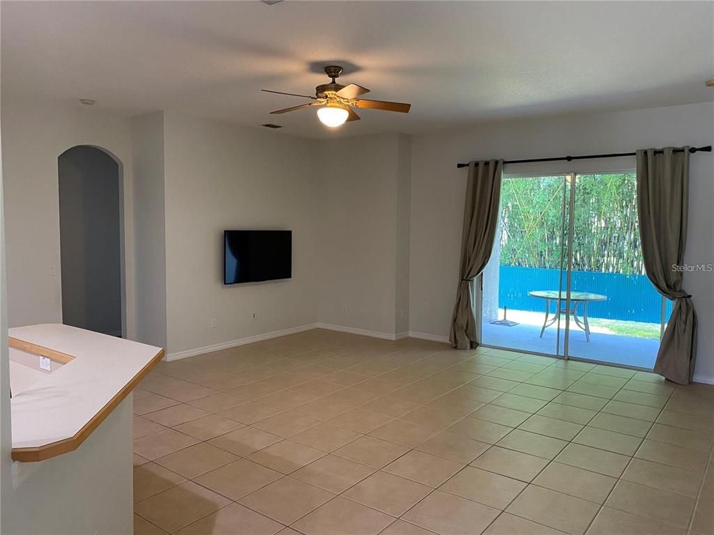 Empty room, Interior