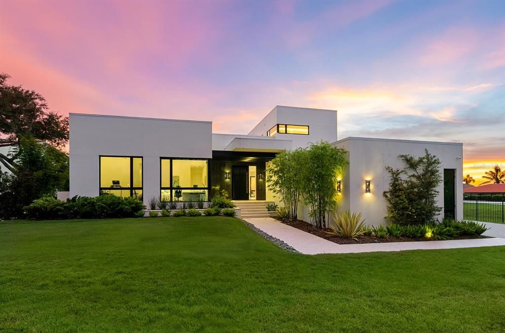 Backyard, Exterior, Facade, Modern