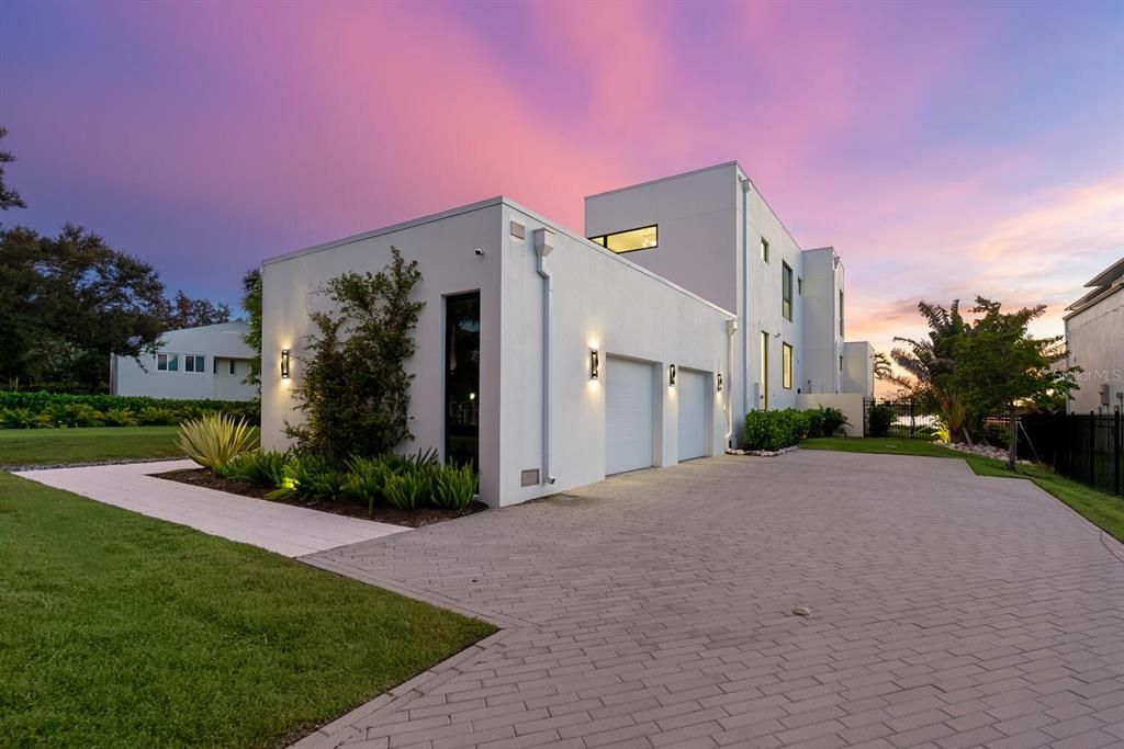 Attached, Exterior, Facade, Modern