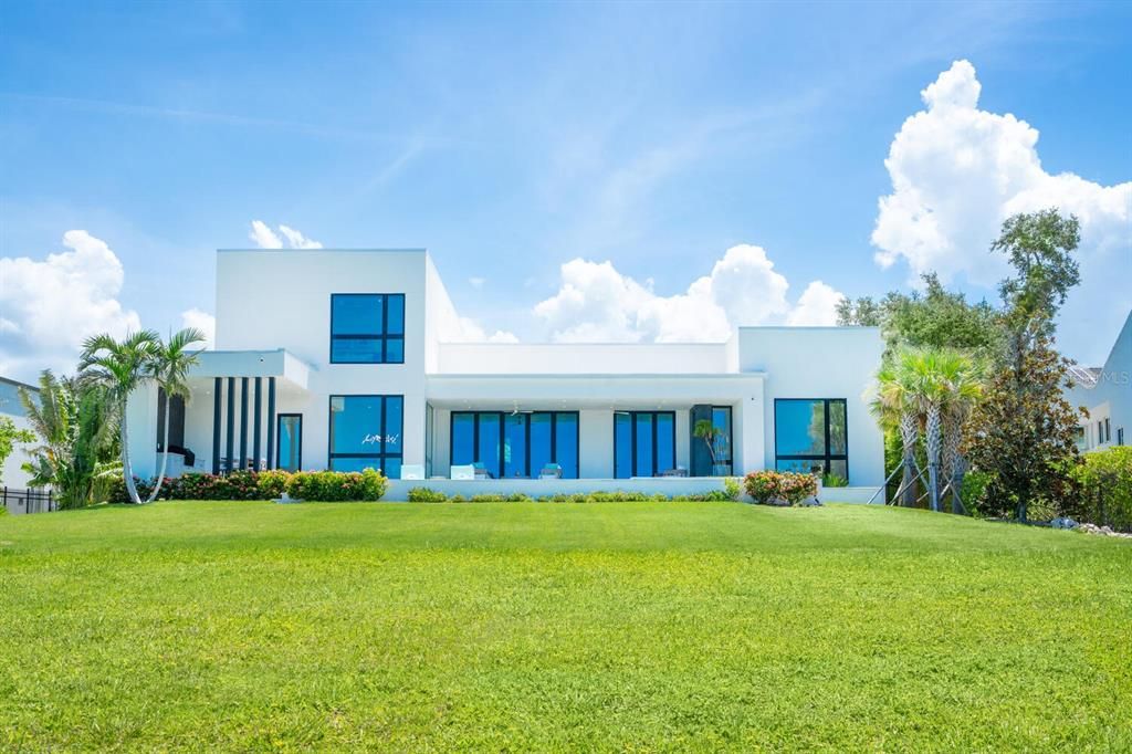 Backyard, Exterior, Facade, Modern