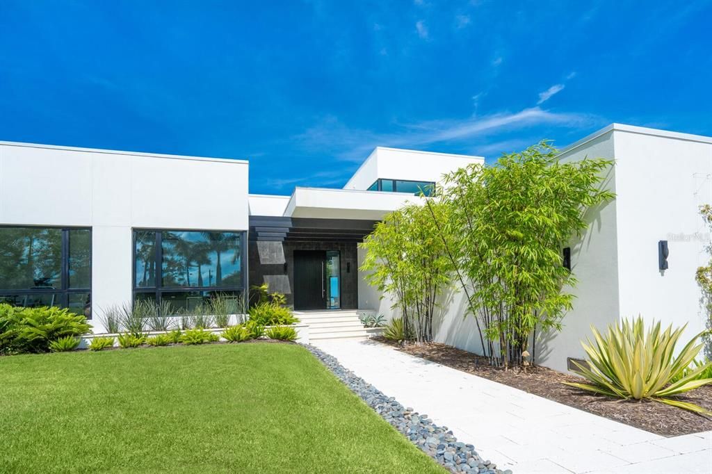 Backyard, Exterior, Facade, Modern