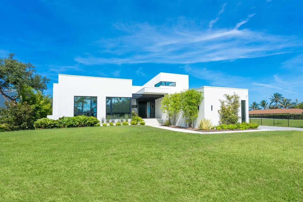 Backyard, Exterior, Facade, Modern