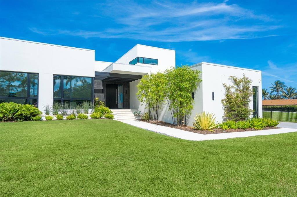 Backyard, Exterior, Facade, Modern