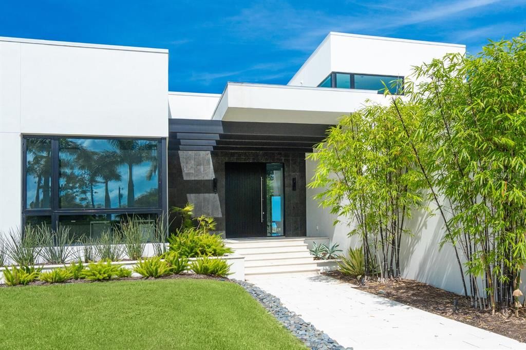 Backyard, Exterior, Facade, Modern