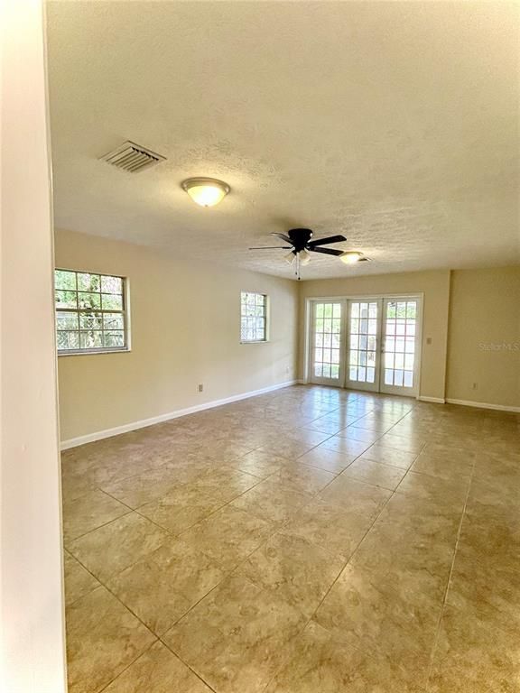 Empty room, Interior