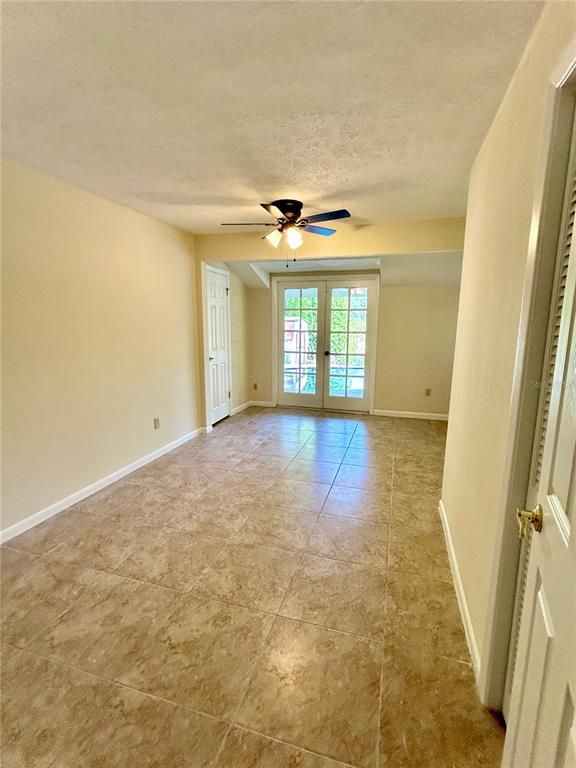 Empty room, Interior