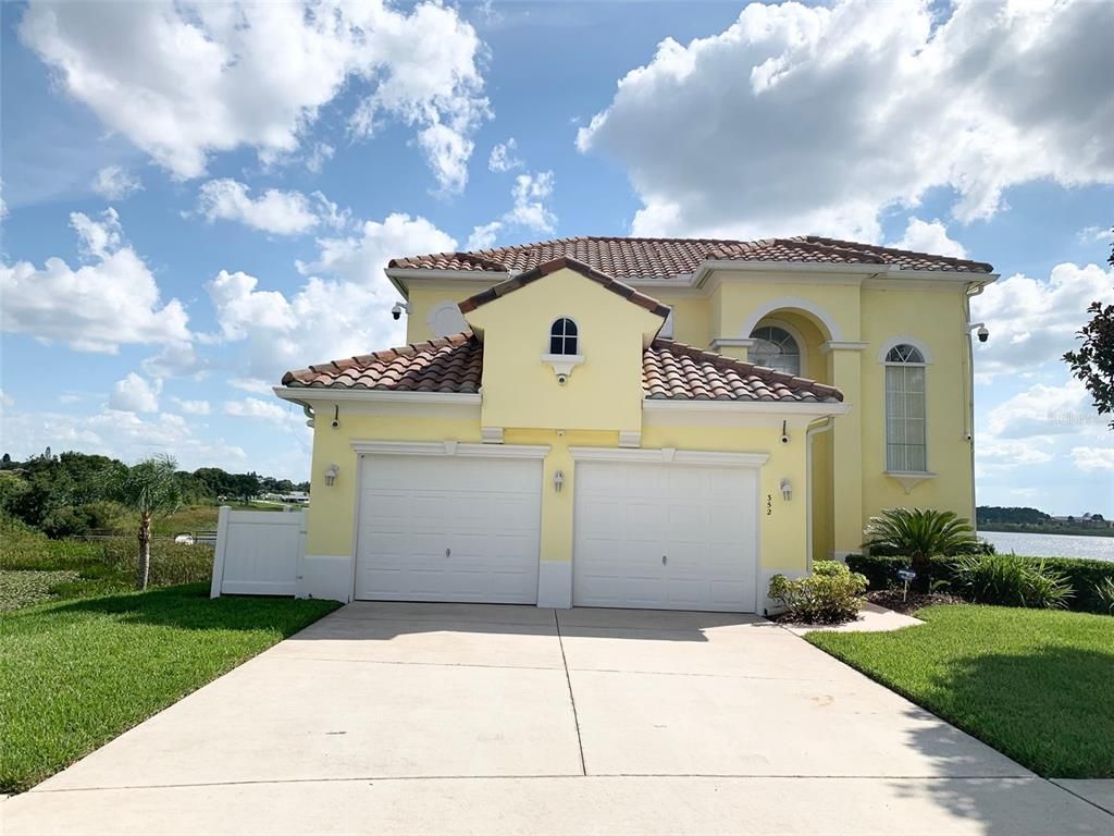 Attached, Exterior, Facade, Mediterranean