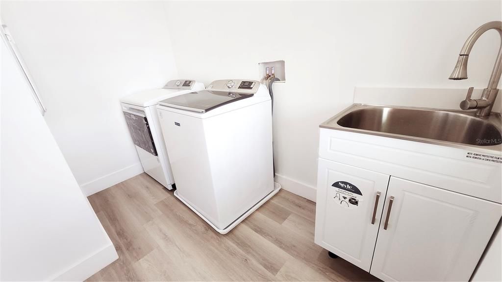 Interior, Washer, Wood Texture Flooring