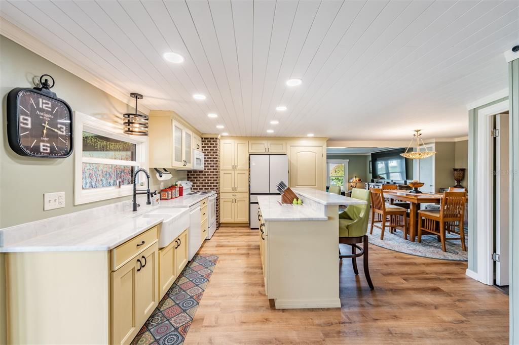 Chandelier, Dining room, Interior, Kitchen, Pendant Lights, Recessed Lighting, Wood Texture Flooring