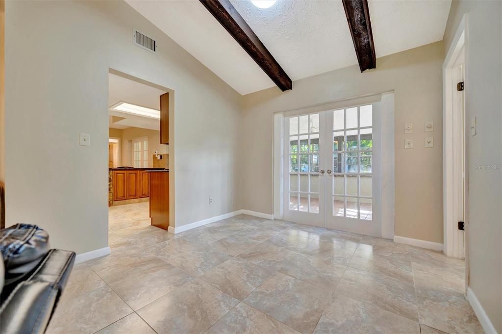 Empty room, Interior, Wooden Beams