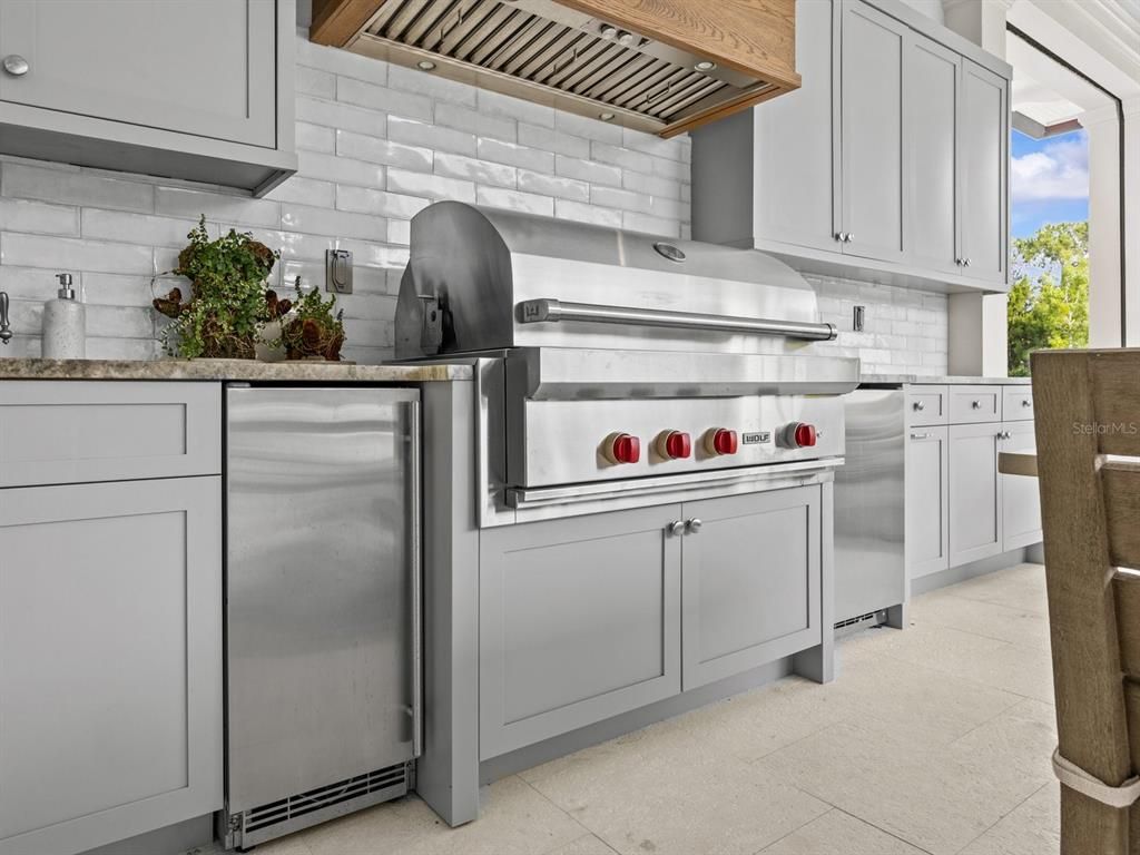 Exterior, Kitchen, Outdoor Kitchen, Stainless Steel Appliances