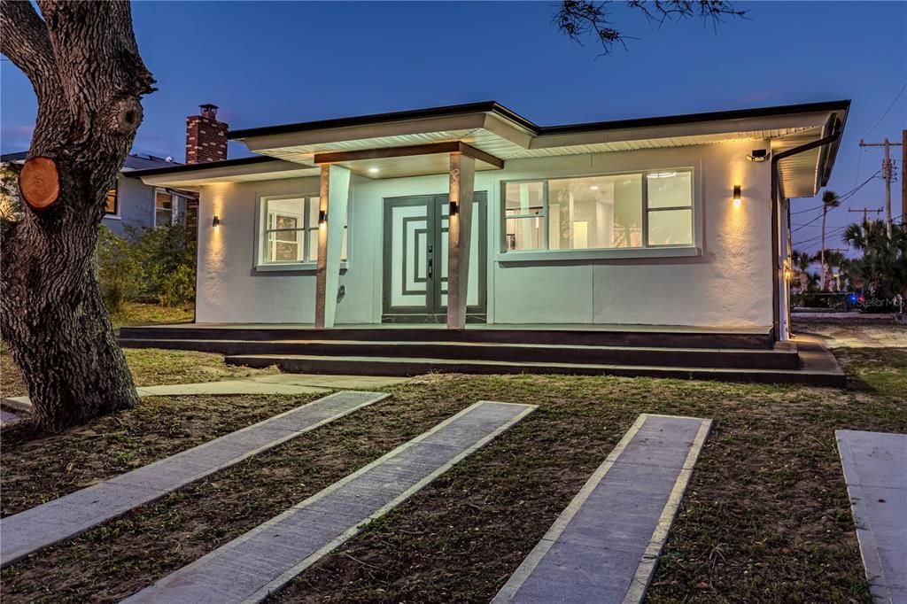 Exterior, Facade, Modern