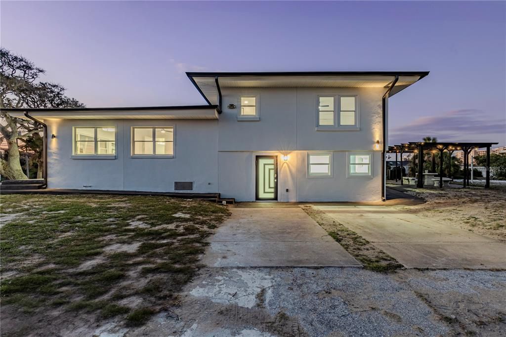 Backyard, Exterior, Facade, Modern