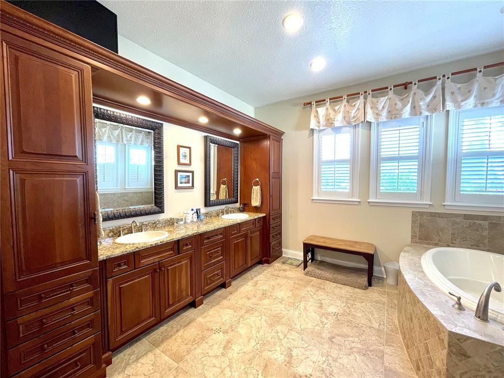 Bathroom, Dual Sink Vanities, Interior, Recessed Lighting
