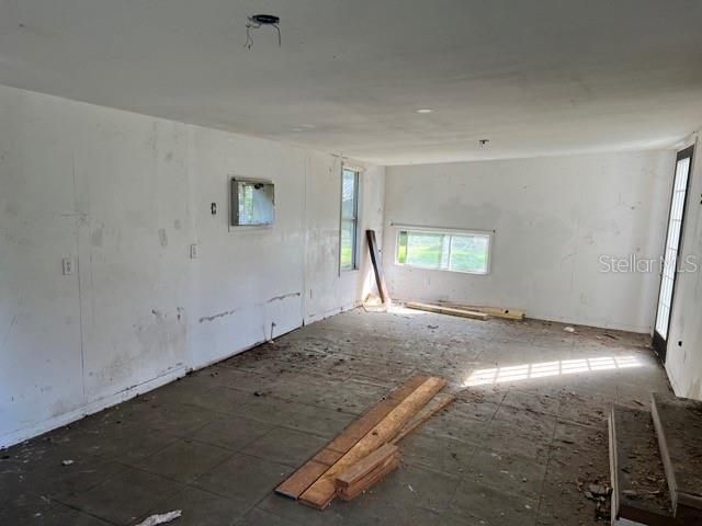 Empty room, Interior
