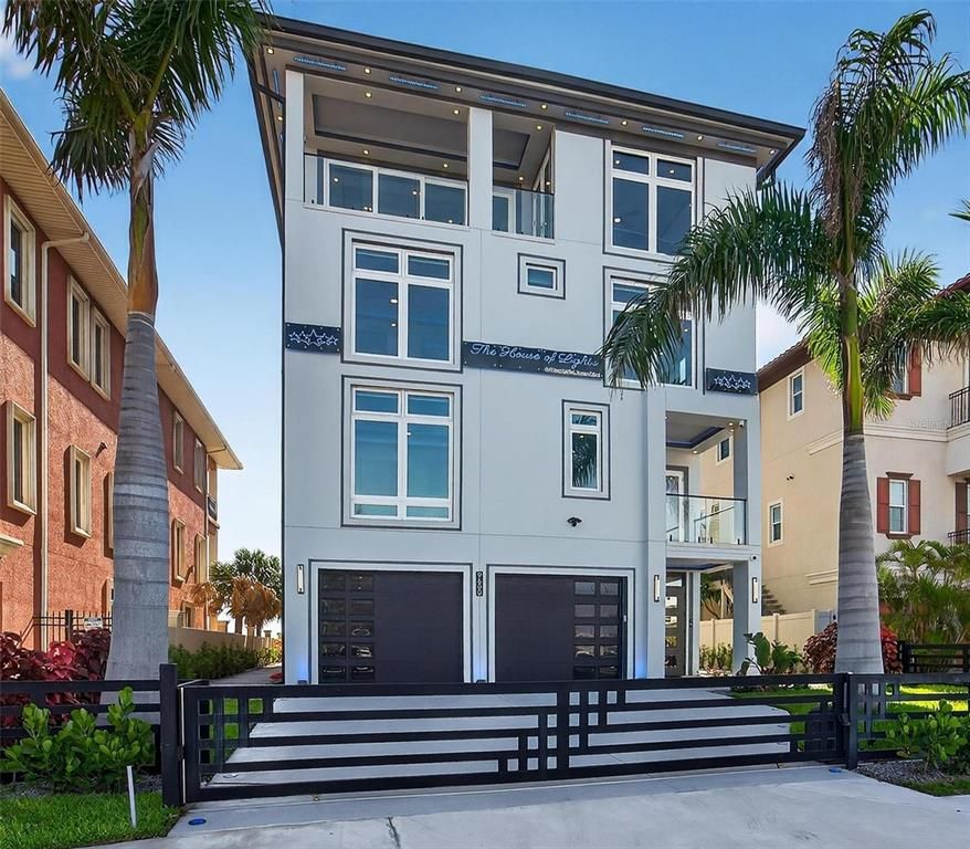 Attached, Exterior, Facade, Modern