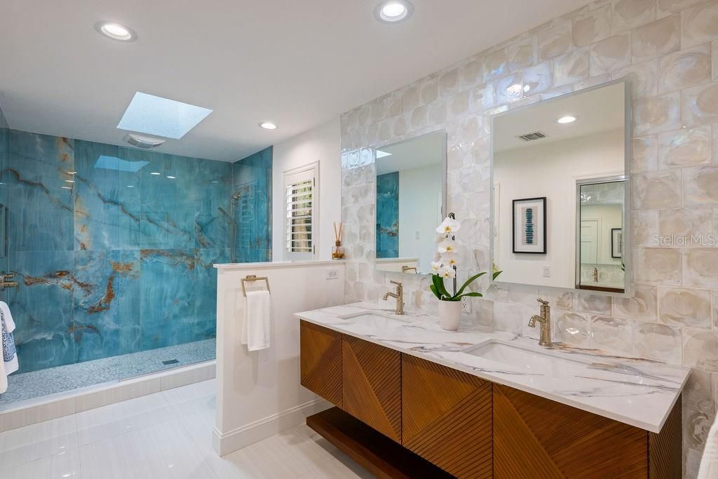 Bathroom, Dual Sink Vanities, Interior, Recessed Lighting