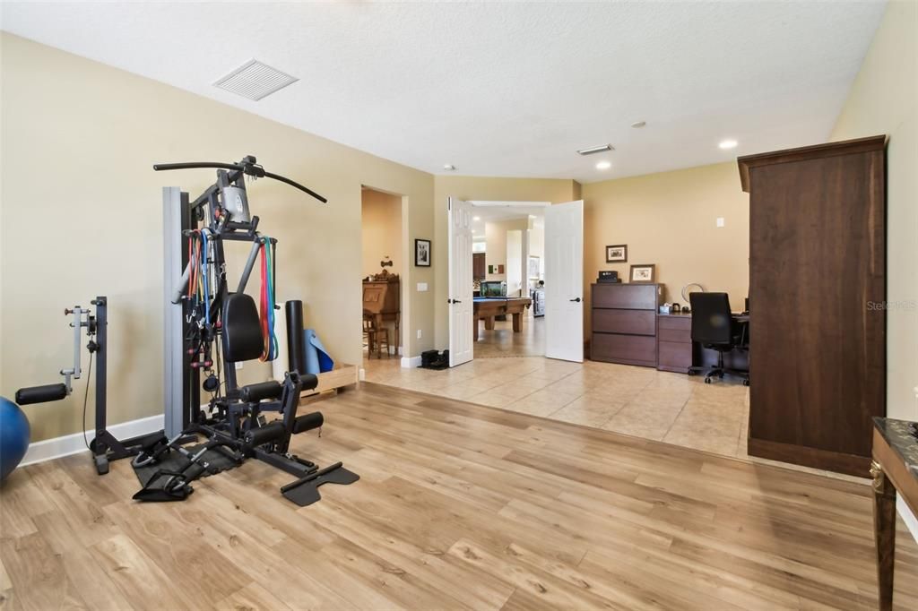 Fitness Equipment, Interior, Recessed Lighting, Wood Texture Flooring