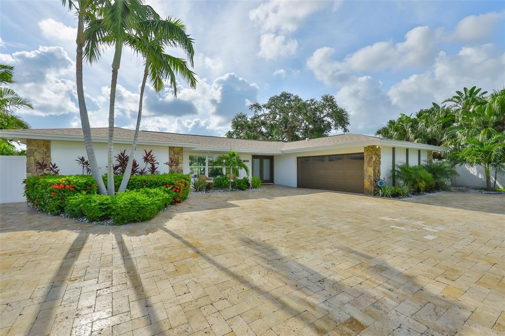 Attached, Exterior, Facade, Ranch