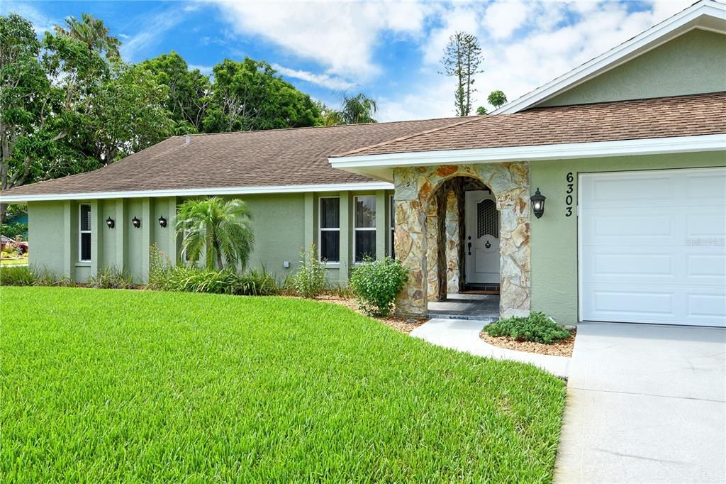 Attached, Exterior, Facade, Ranch