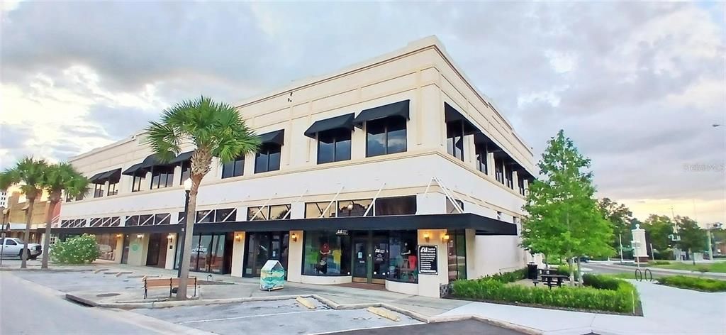 Exterior, Facade, Modern