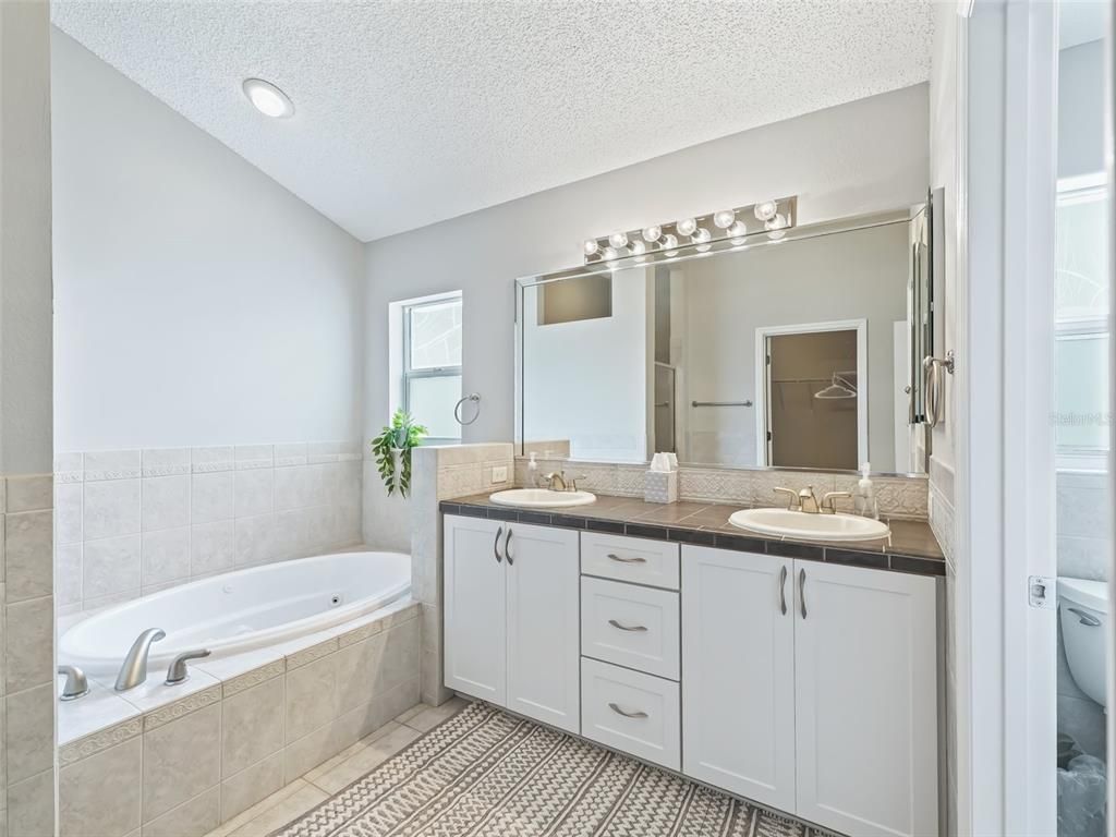 Bathroom, Dual Sink Vanities, Interior, Recessed Lighting