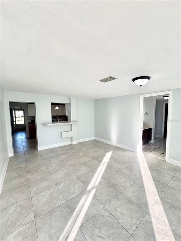 Empty room, Interior