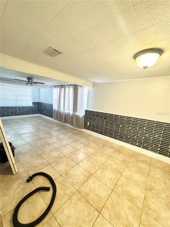 Empty room, Interior