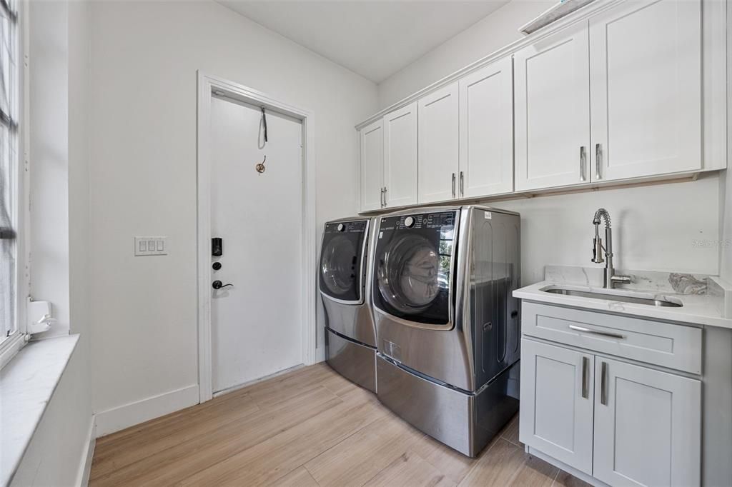 Interior, Washer, Wood Texture Flooring