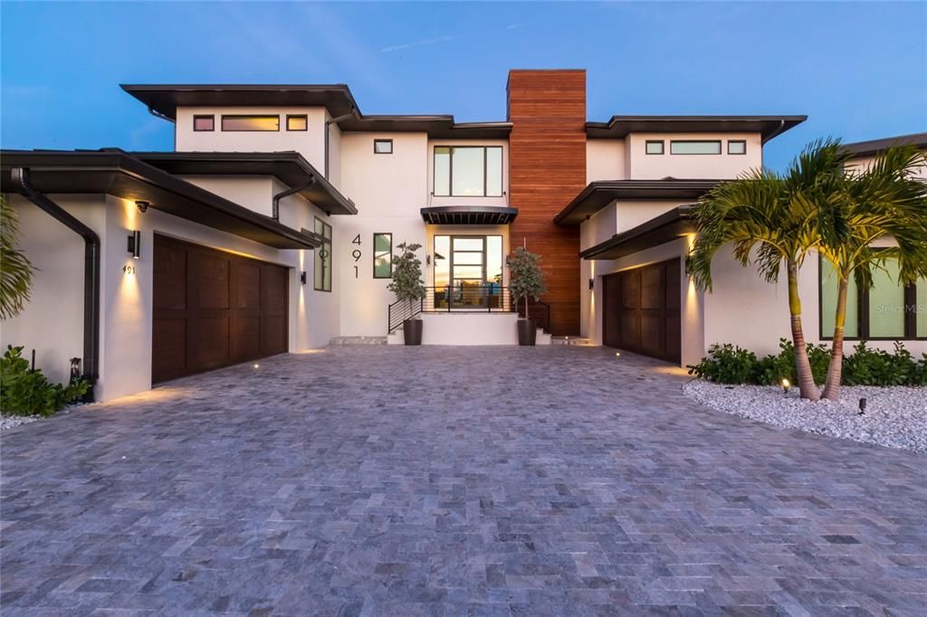 Attached, Exterior, Facade, Modern